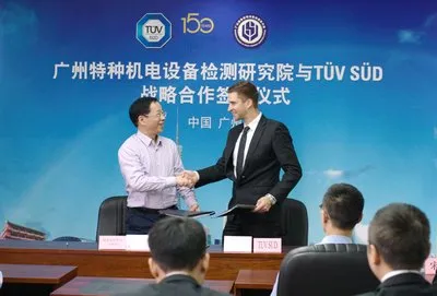 TUV SUD 大中华区防爆产品业务经理Kristof De Gersem先生（右）与广州特检院王伟雄先生（左）签署战略合作协议